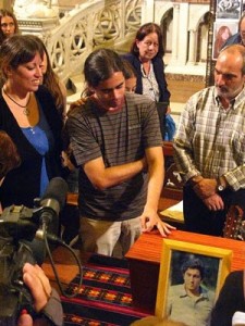 Los hijxs de Eduardo junto a sus restos